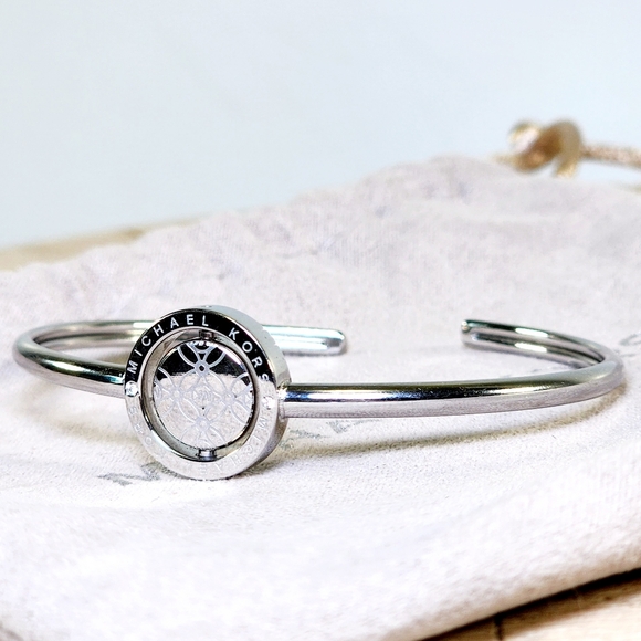 MICHAEL KORS PAVÉ SILVER TONE BANGLE BRACELETS. LOT OF 3. - Picture 5 of 11